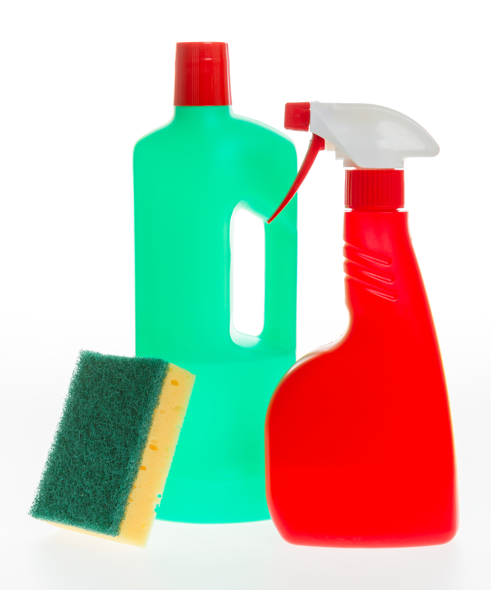 家居清洁产品白色背景中带洗涤剂和海绵的塑料瓶